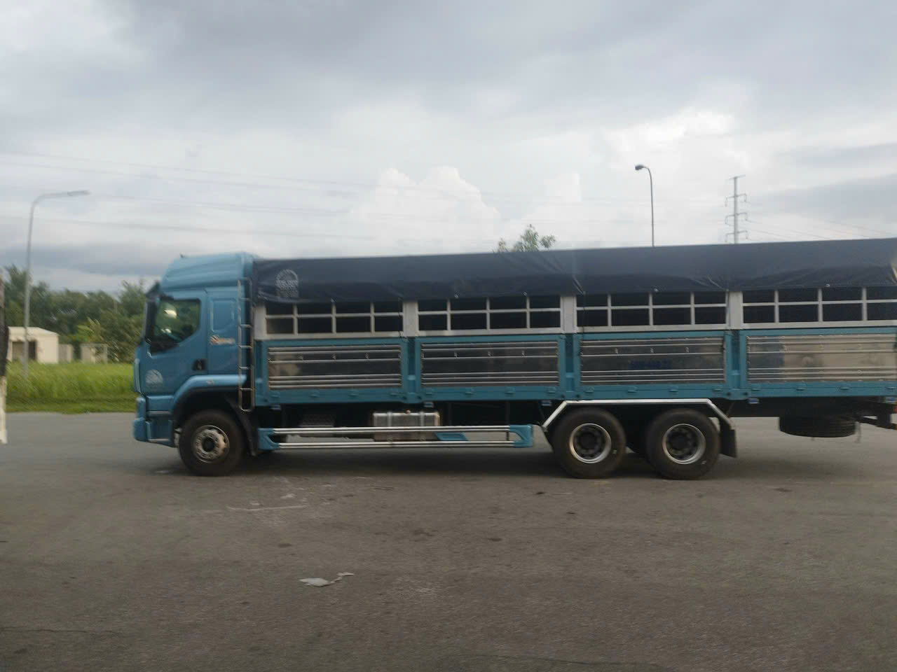 Xe cẩu chở hàng nặng, cồng kềnh — bốc xếp tận nơi