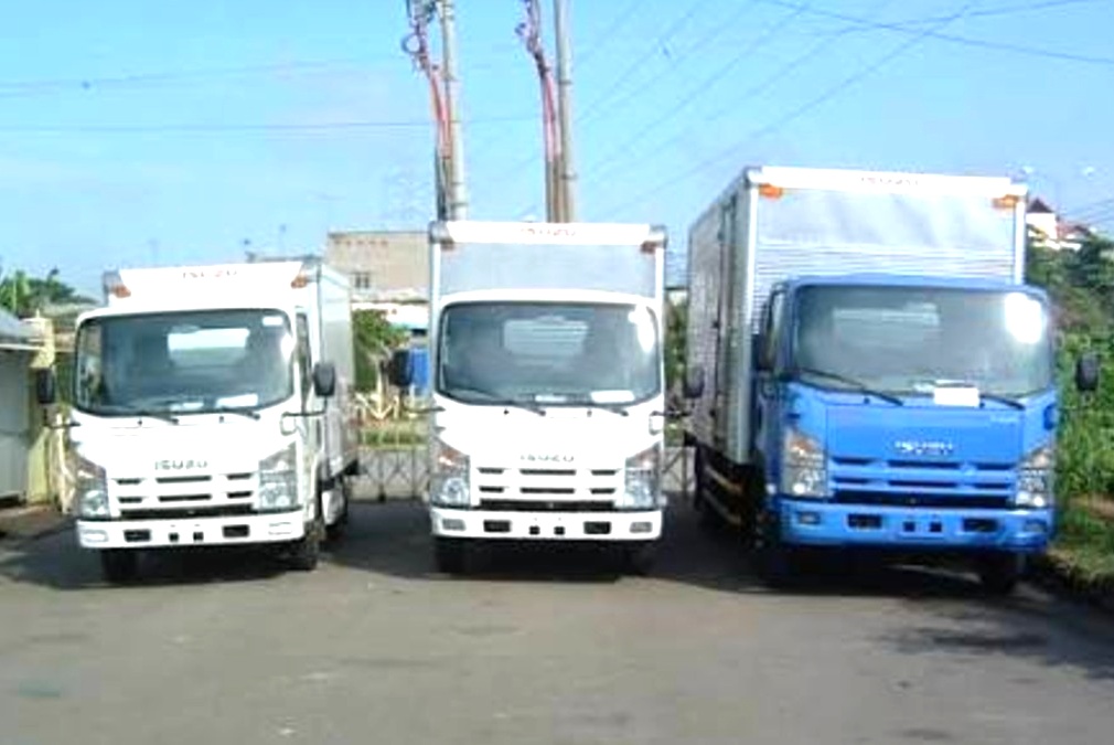Xe tải thùng kín chở hàng đi khu công nghiệp, hàng được che kín trước khi giao nhận